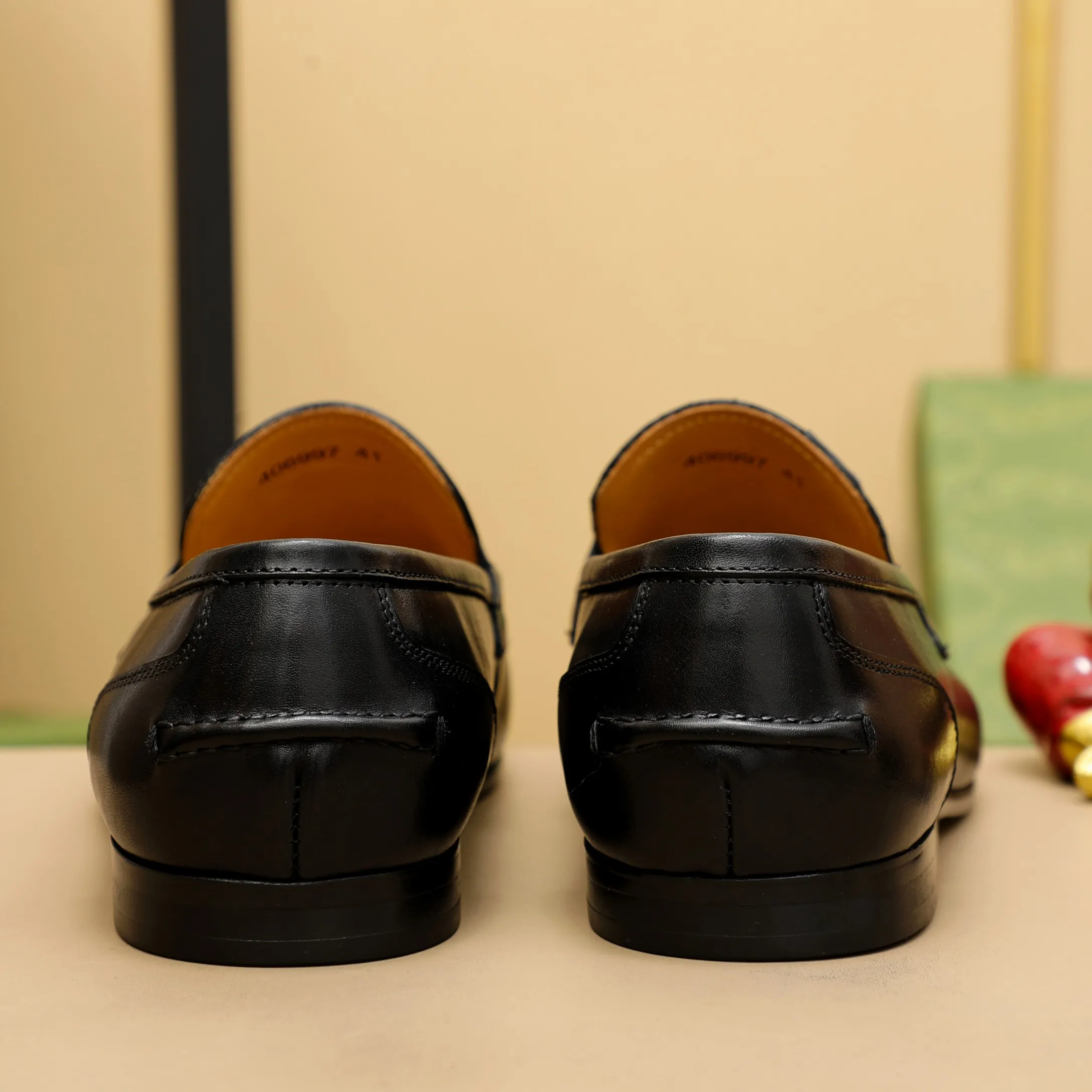 p480 GUCCI 2021 men’s latest casual leather shoes👞! Available at counters simultaneously! A one-to-one replica of the original. All imported top layer calfskin. The interior is made of top-grade cowhide, and the original factory-supplied rubber outsole is used. Leading new fashion concepts. Black, brown, matching sizes: 38-45